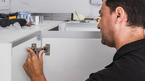 بررسی دقیق تفاوت لولاهای آرام‌بند و ساده در کابینت‌سازی مدرن